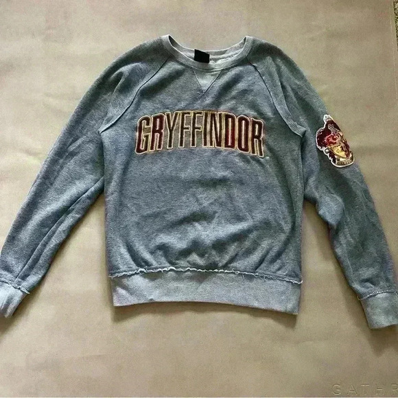 Authentic Universal Studios Harry Potter Gryffindor House sweatshirt Crewneck - Picture 1 of 9